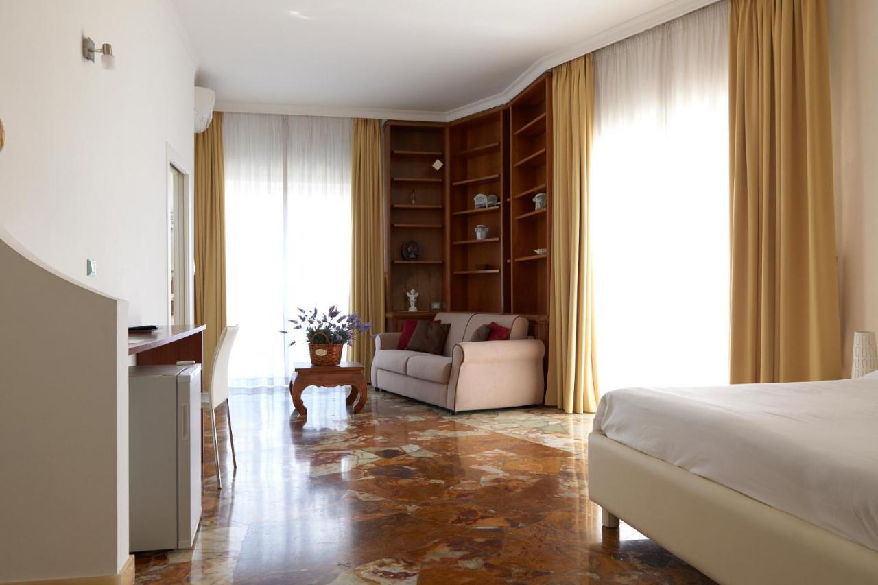 Il Giardino Di Flora Con Piscina Hotel Lecce Kültér fotó