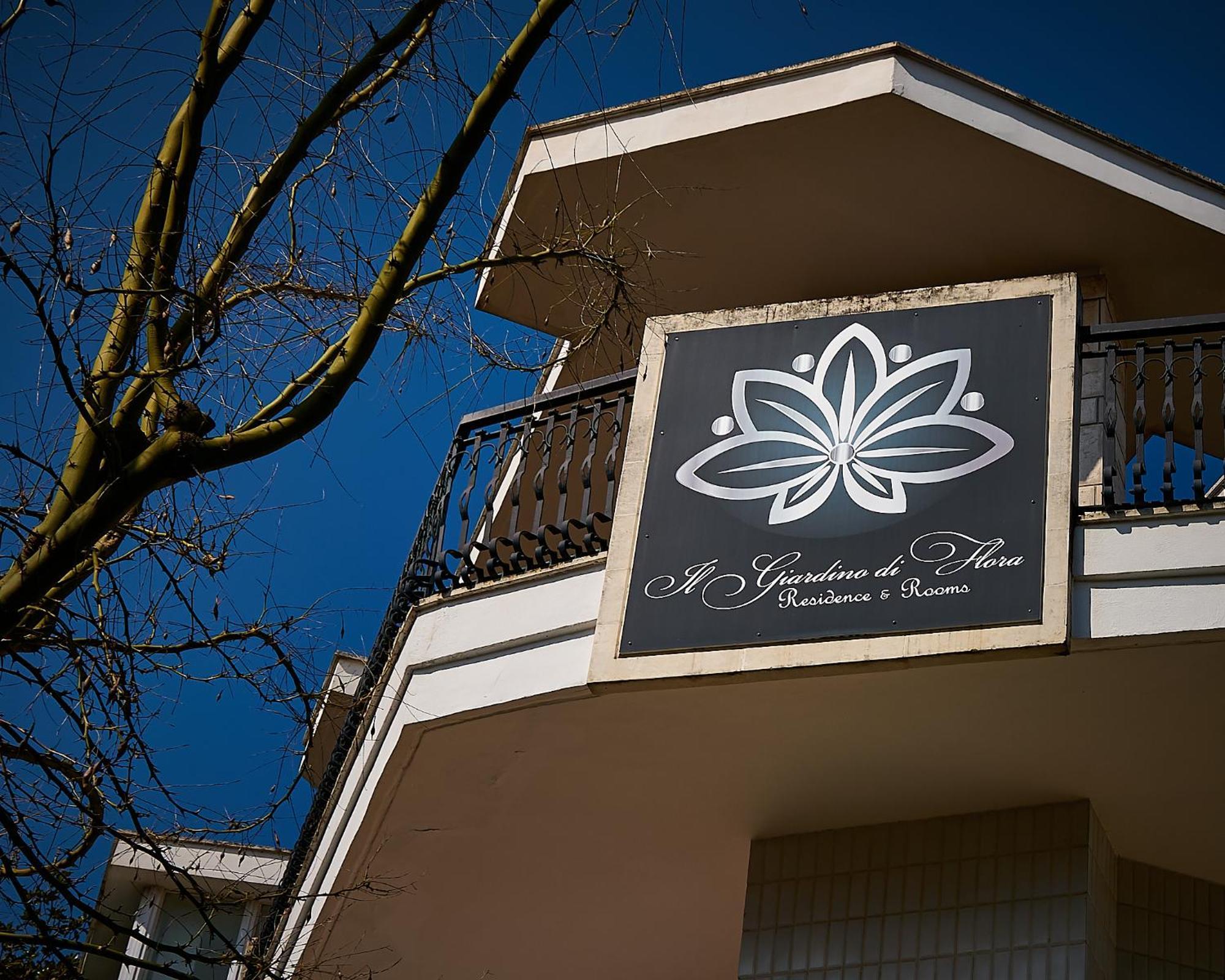 Il Giardino Di Flora Con Piscina Hotel Lecce Kültér fotó